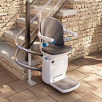 Schodišťová sedačka Handicare 4000 instalována na schodiště v exteriéru