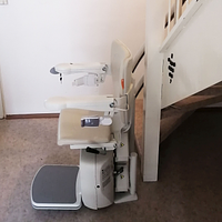 Schodišťový výtah v bílé barvě